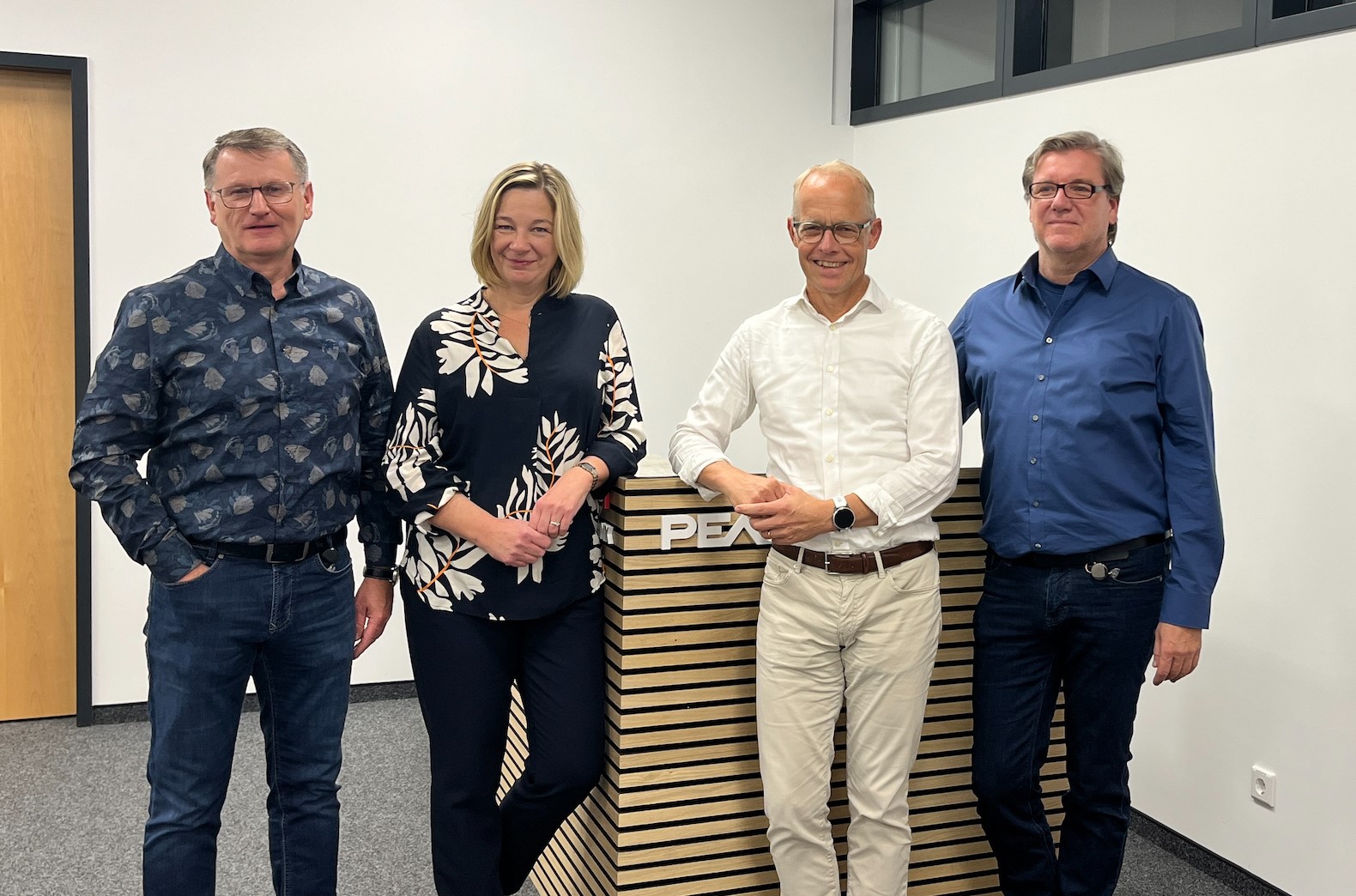 W biurze PEAK-System w Darmstadt po podpisaniu umowy. Od lewej: Alexander Gach, dyrektor zarządzający PEAK-System Technik, Ines Dohmann, dyrektor zarządzający PEAK Group, Staffan Dahlström, dyrektor generalny HMS Networks i Uwe Wilhelm, dyrektor zarządzający PEAK Group i PEAK-System Technik.