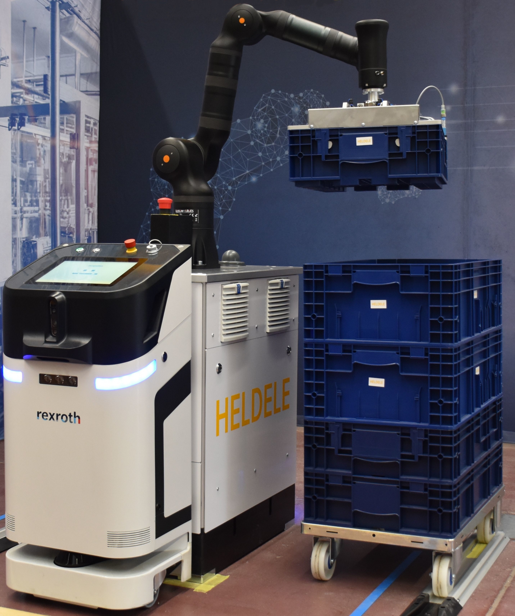 Mobilna stacja robotyczna jest transportowana na swoje stanowisko robocze za pomocą autonomicznego robota mobilnego (AMR) ACTIVE Shuttle firmy Bosch Rexroth i odbiera informacje z systemu kontroli produkcji. Następnie 7-osiowy lekki robot KR810 rozpoczyna samodzielną pracę.