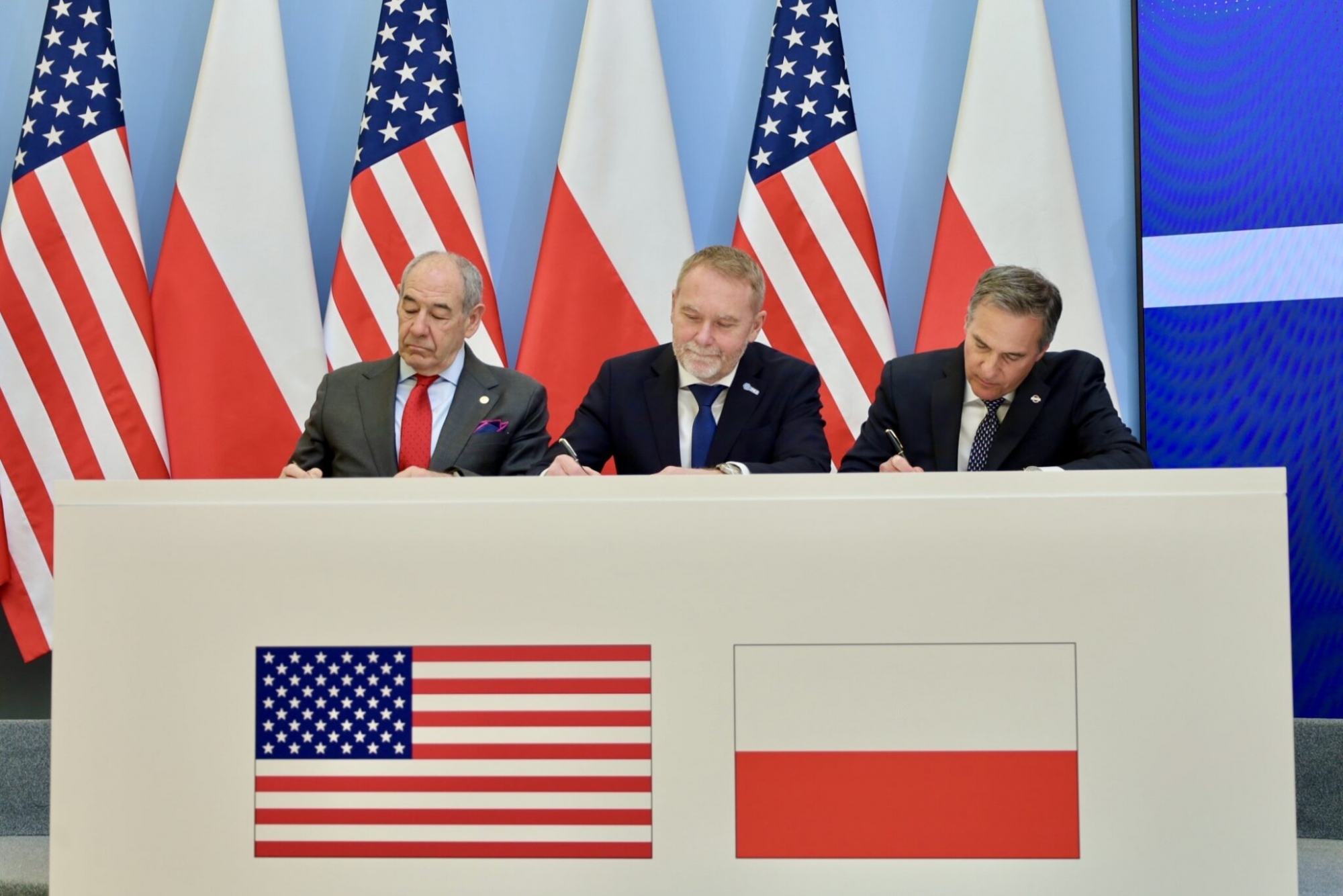 Polskie Elektrownie Jądrowe wraz z konsorcjum Westinghouse-Bechtel podpisały umowę pomostową ws. pierwszej EJ w Polsce