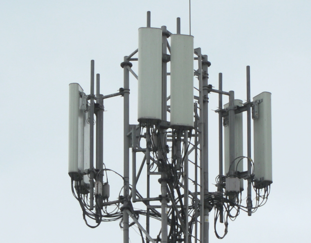 Maszt i stacja bazowa 5G